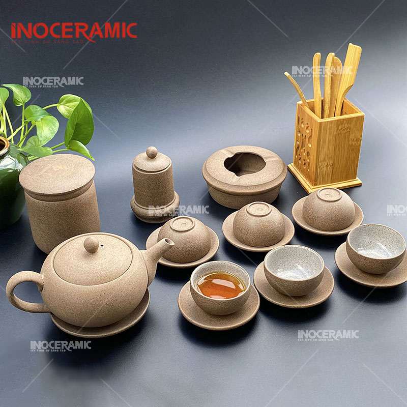 Cận cảnh đường nét đắp nổi tinh xảo trên thân ấm trà Tử Sa Bát Tràng