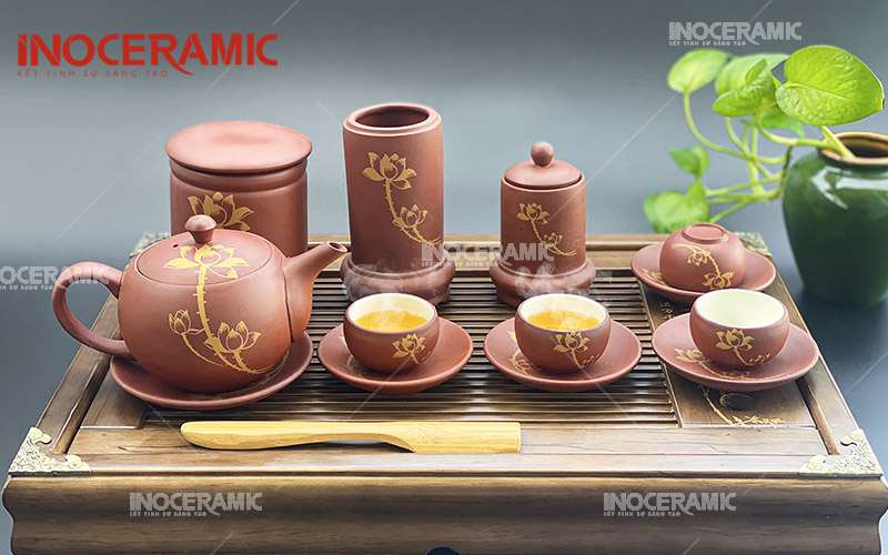 Bộ trà Tử Sa đắp nổi hoa sen mang ý nghĩa phong thủy tốt lành