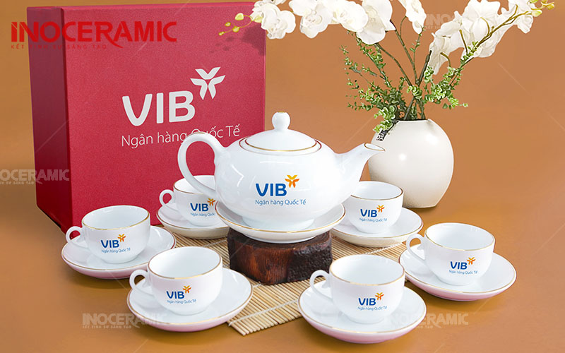 Sản phẩm ấm chén in logo ngân hàng VIB do xưởng Inoceramic trực tiếp gia công