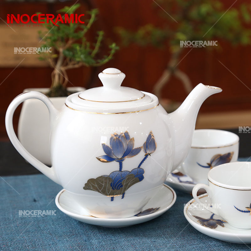 Mẫu bộ ấm trà đẹp tráng men trắng vẽ hoa văn sen xanh tinh tế