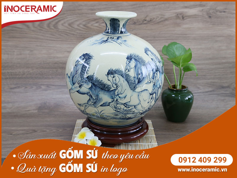 Họa tiết vẽ tay thủ công tinh xảo trên phôi bình phong thủy men lam cao cấp