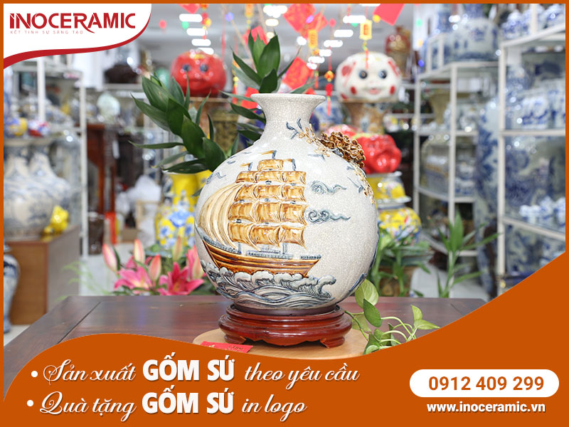 Tác phẩm bình hút lộc đắp nổi tùng hạc diên niên vẽ vàng 24K độc bản