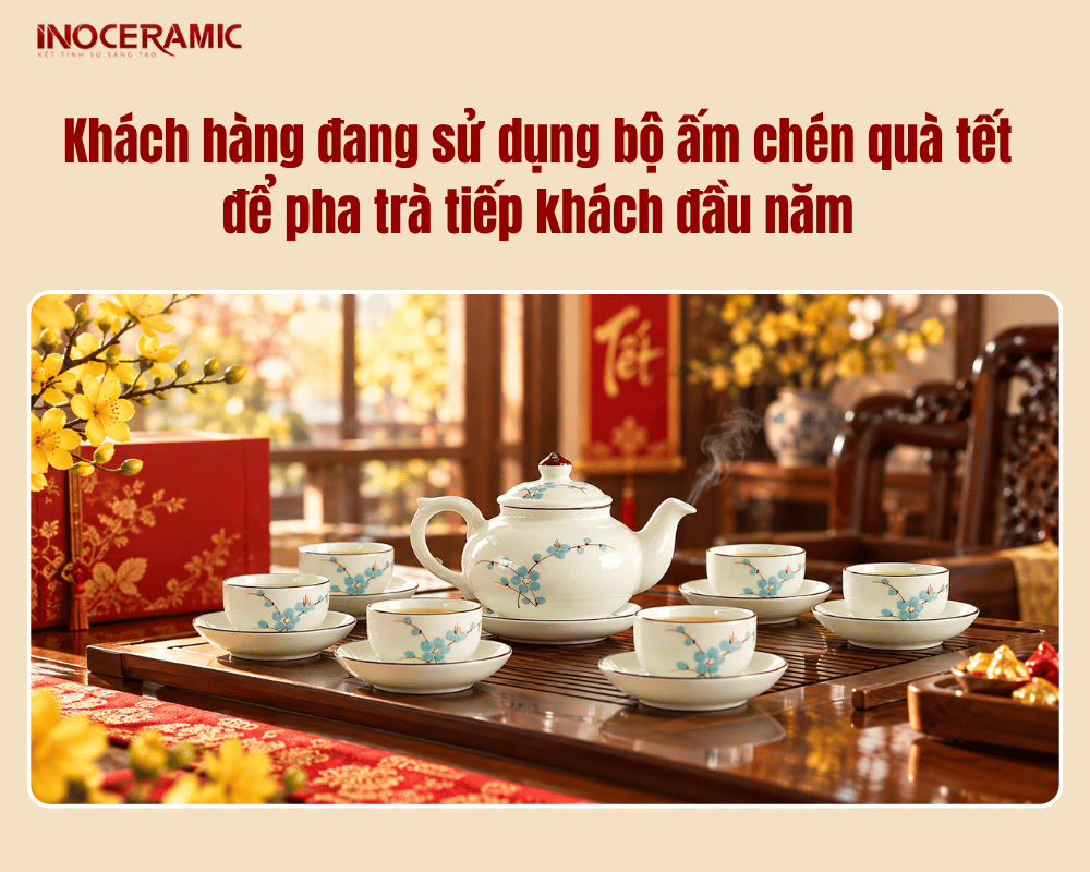 Khách hàng đang sử dụng bộ ấm chén quà tết để pha trà tiếp khách đầu năm